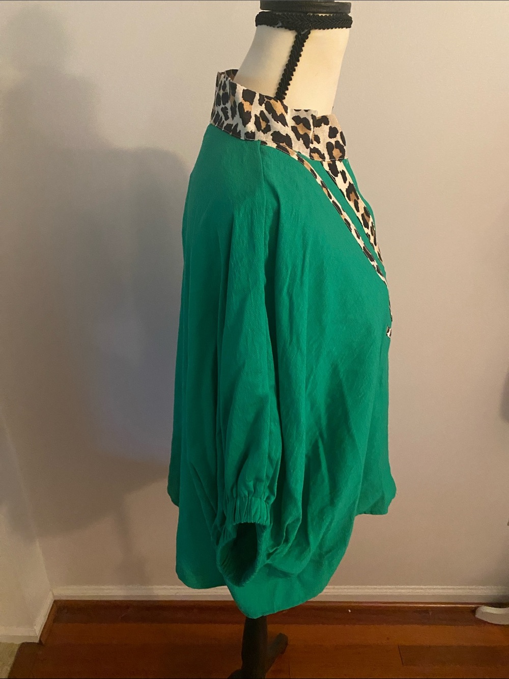 Entro  size large NWT fern with leopard trim dolman sleeve top - Picture 3 of 7